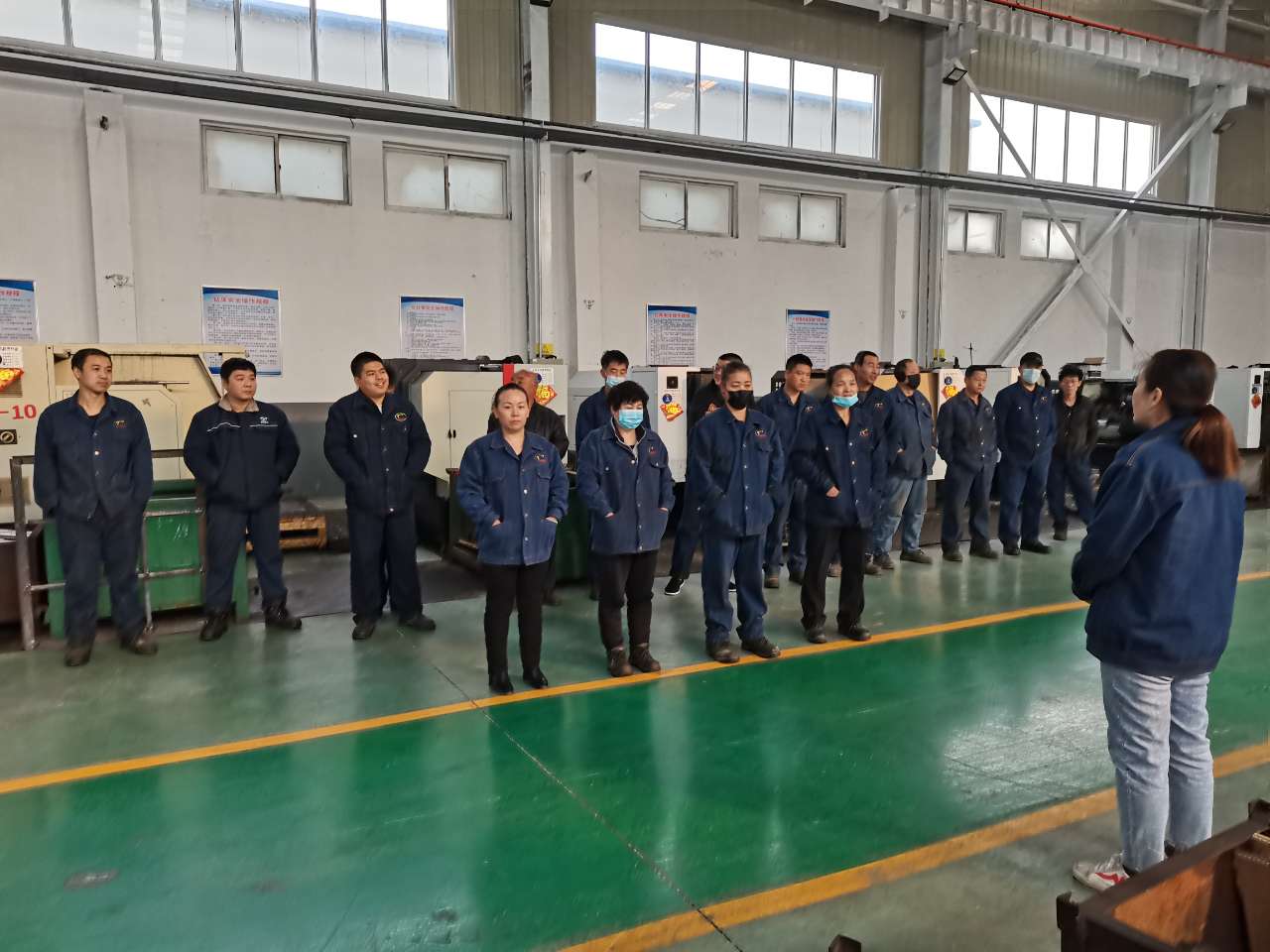公司召開(kāi)2022年安全生產(chǎn)工作會(huì)議-03月11日上午，公司召開(kāi)2022年安全生產(chǎn)工作會(huì)議，總結(jié)2021年安全生產(chǎn)工作，部署2022年安全生產(chǎn)重點(diǎn)任務(wù)。公司各級(jí)領(lǐng)導(dǎo)班子、各部室及負(fù)責(zé)人、安全總監(jiān)及安全員等參加會(huì)議,會(huì)議由公司經(jīng)理張世立主持。 會(huì)上，公司安全總監(jiān)袁振水作《2022年安全生產(chǎn)工作報(bào)告》。總結(jié)了2021年的安全管理總體工作，分析了2022年安全管理所面臨的形勢(shì)，提出了公司2022年安全生產(chǎn)工作總體思路和重點(diǎn)工作。從十個(gè)方面進(jìn)行了工作部署◆ 持續(xù)提升安全生產(chǎn)思想認(rèn)識(shí)，進(jìn)一步樹(shù)牢安全發(fā)展理念。◆ 突出主體責(zé)任落實(shí)，抓好三年行...